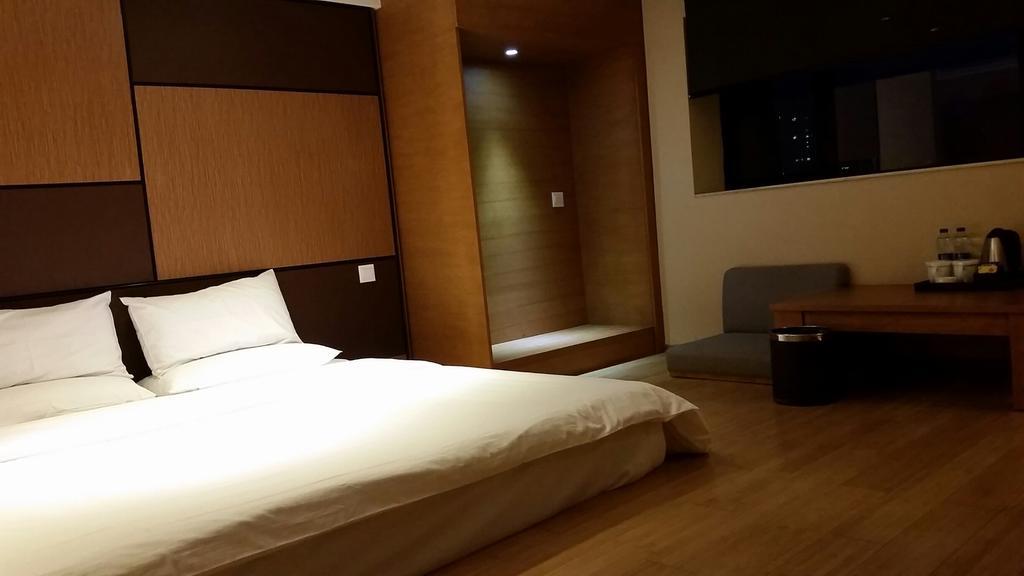 Ji Hotel Wuhan Guanggu Plaza Exterior photo