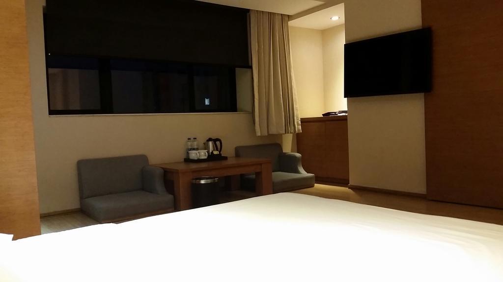 Ji Hotel Wuhan Guanggu Plaza Exterior photo