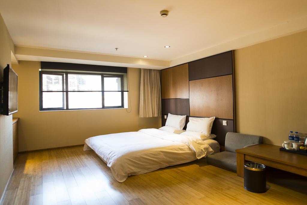 Ji Hotel Wuhan Guanggu Plaza Exterior photo