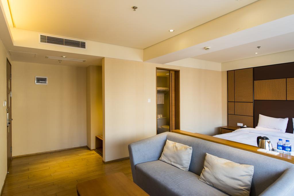 Ji Hotel Wuhan Guanggu Plaza Exterior photo
