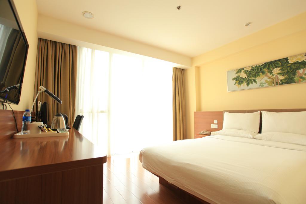 Ji Hotel Wuhan Guanggu Plaza Exterior photo