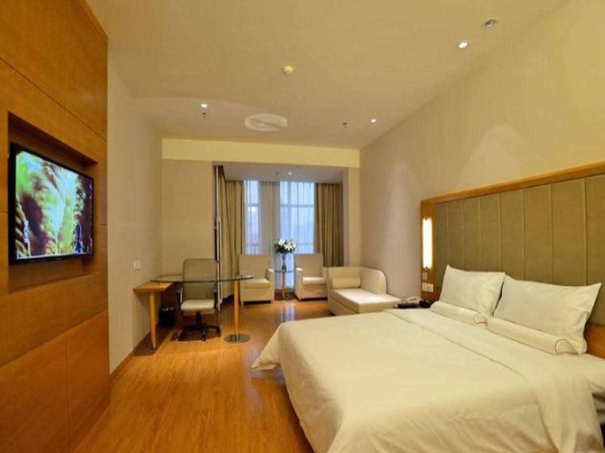 Ji Hotel Wuhan Guanggu Plaza Exterior photo